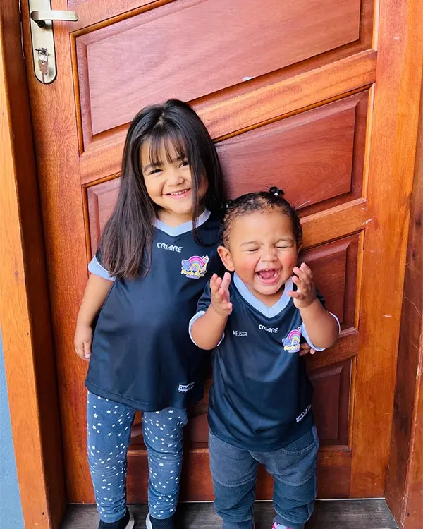 Crianças com Uniforme da Creche