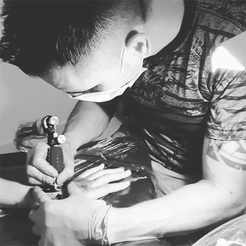 Foto do tatuador Leandro Schmitz