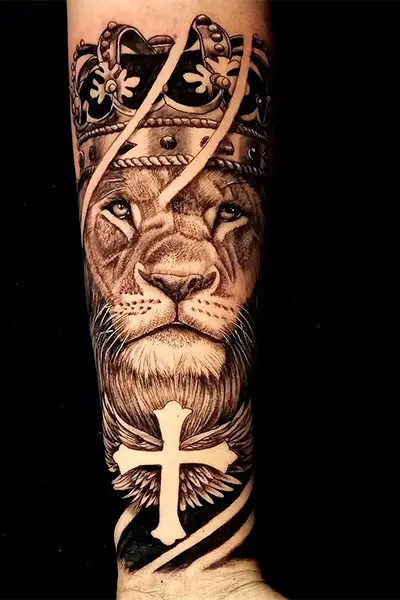 Tatuagem realismo preto e cinza — trabalho do Leandro